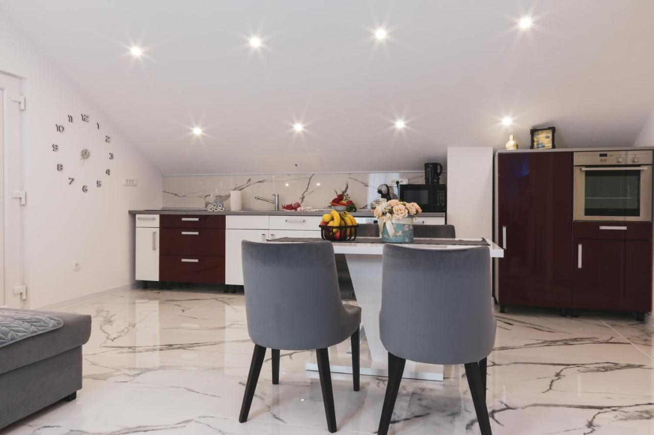 Luxury Apartment Megy Otočac Buitenkant foto