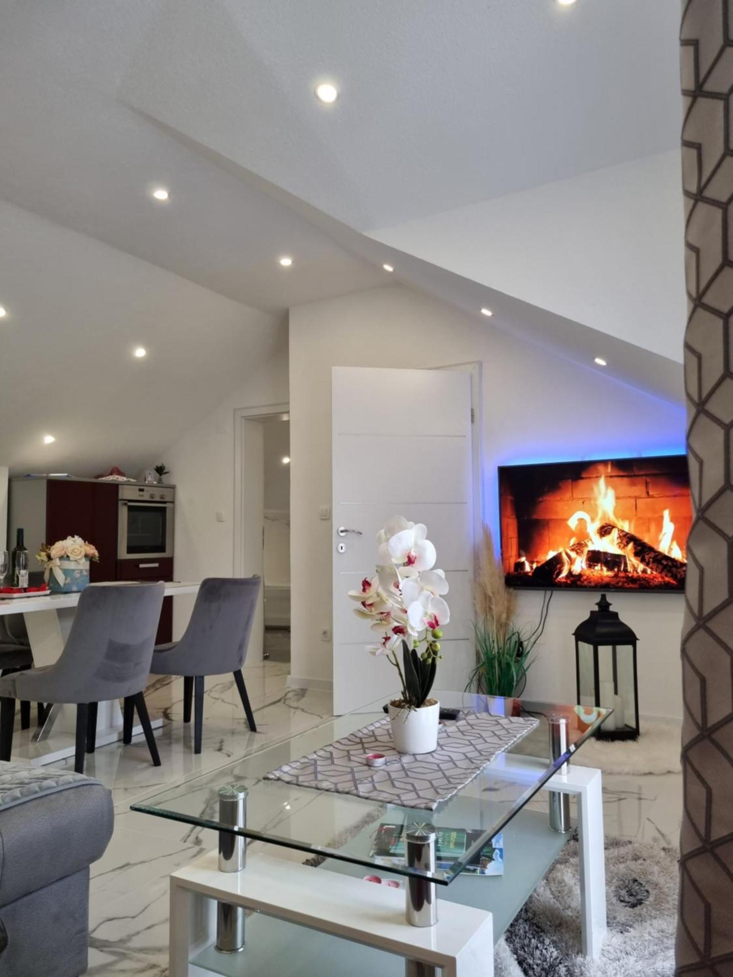 Luxury Apartment Megy Otočac Buitenkant foto