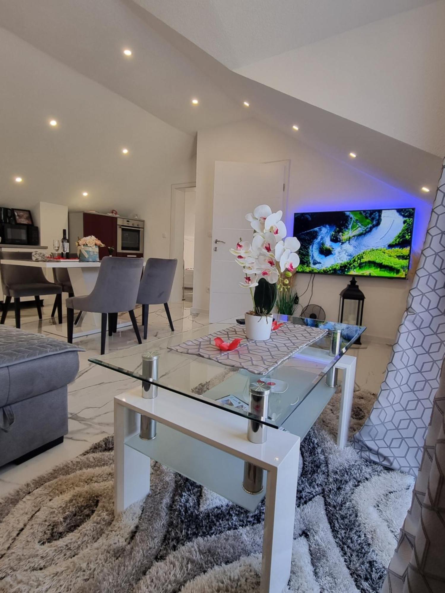 Luxury Apartment Megy Otočac Buitenkant foto