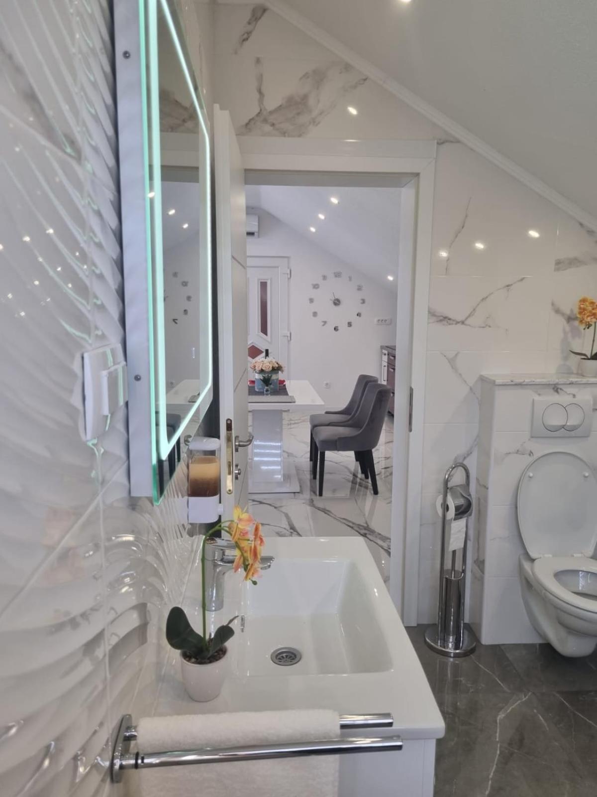 Luxury Apartment Megy Otočac Buitenkant foto