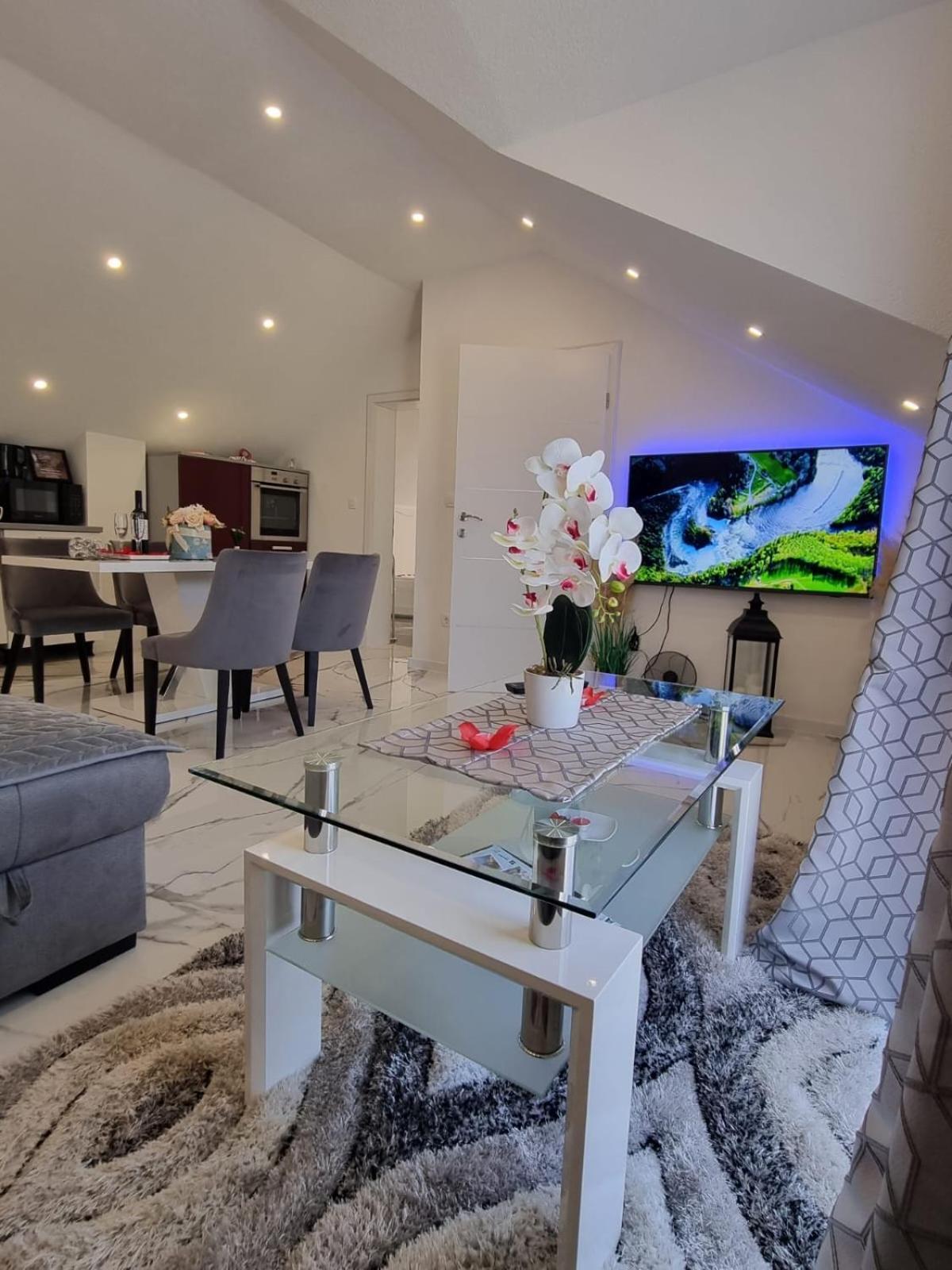 Luxury Apartment Megy Otočac Buitenkant foto