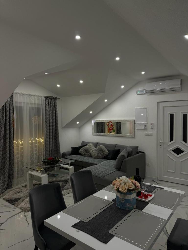 Luxury Apartment Megy Otočac Buitenkant foto