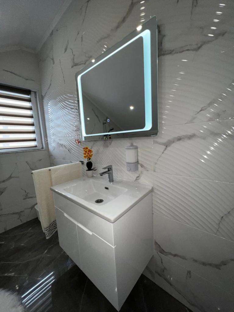 Luxury Apartment Megy Otočac Buitenkant foto
