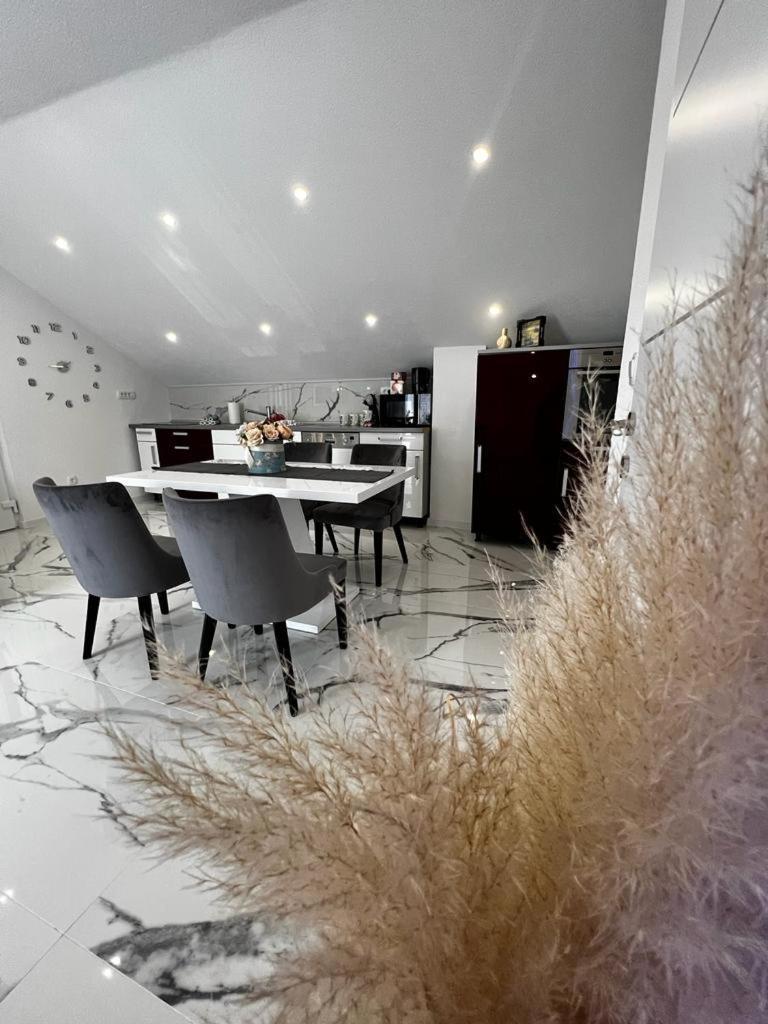 Luxury Apartment Megy Otočac Buitenkant foto