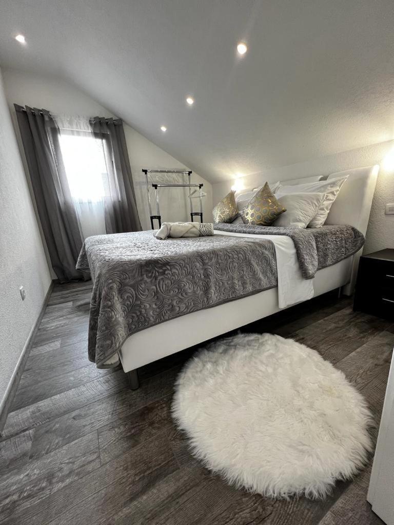 Luxury Apartment Megy Otočac Buitenkant foto