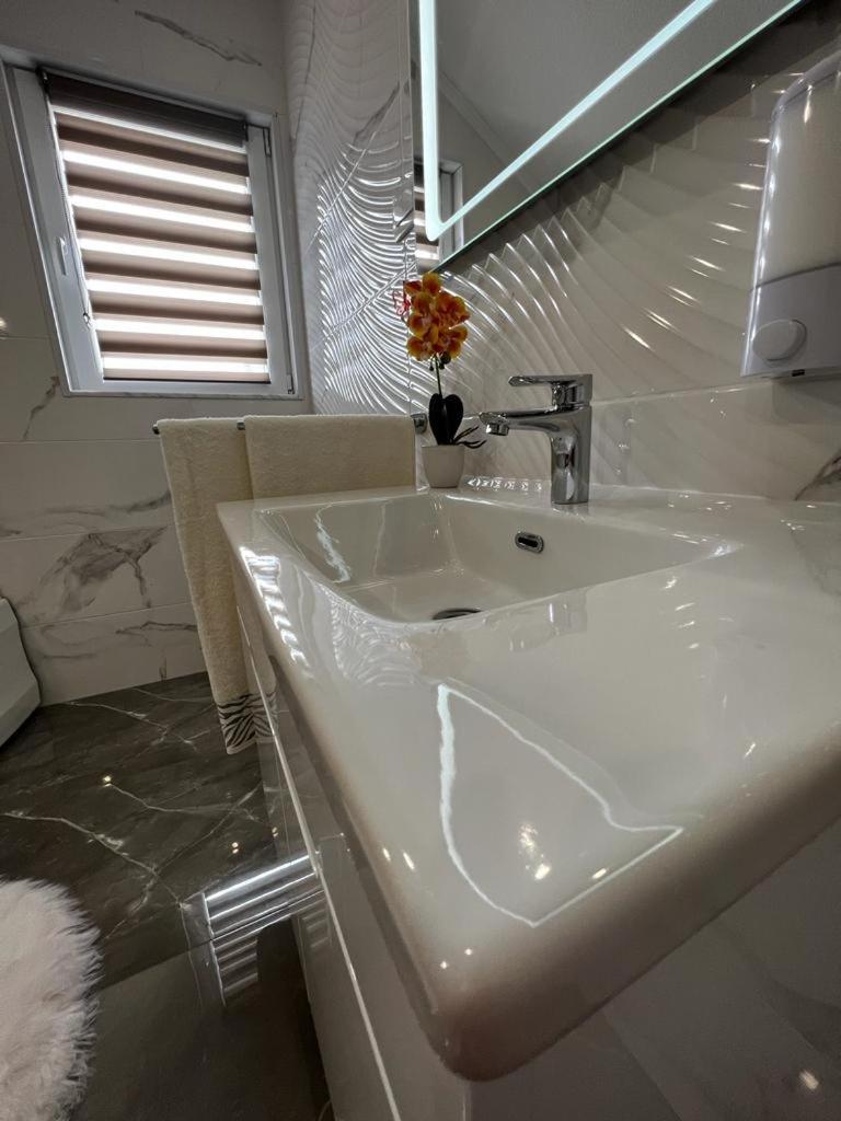 Luxury Apartment Megy Otočac Buitenkant foto