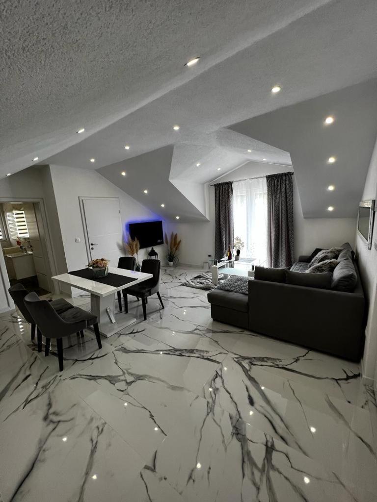 Luxury Apartment Megy Otočac Buitenkant foto