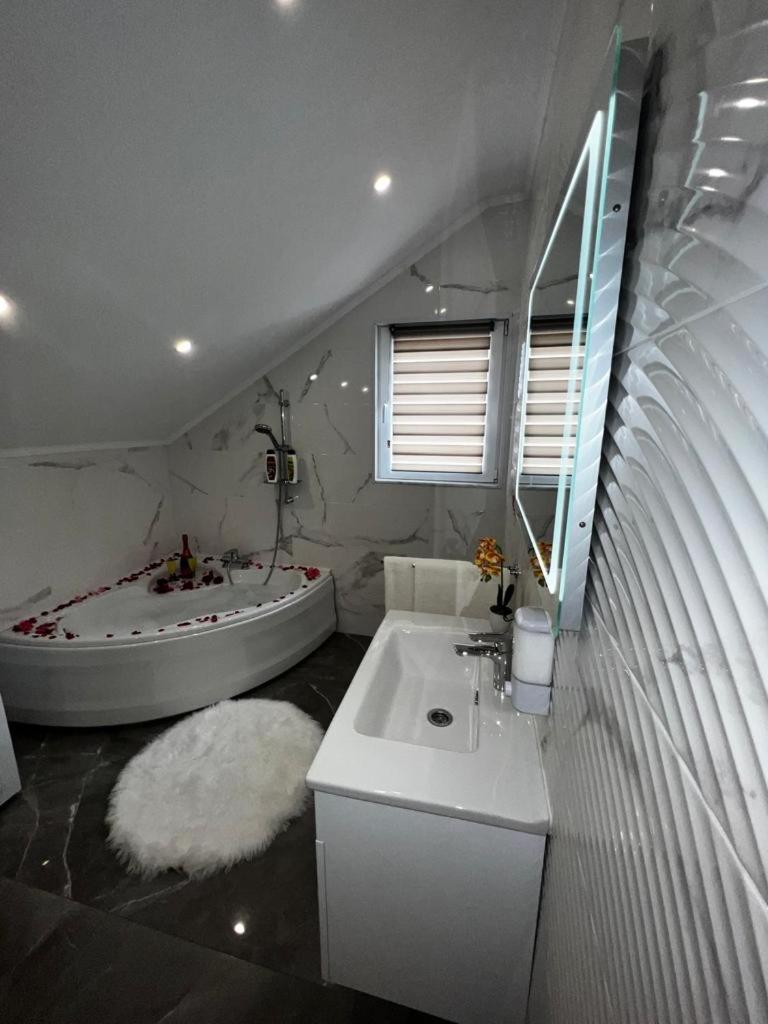 Luxury Apartment Megy Otočac Buitenkant foto