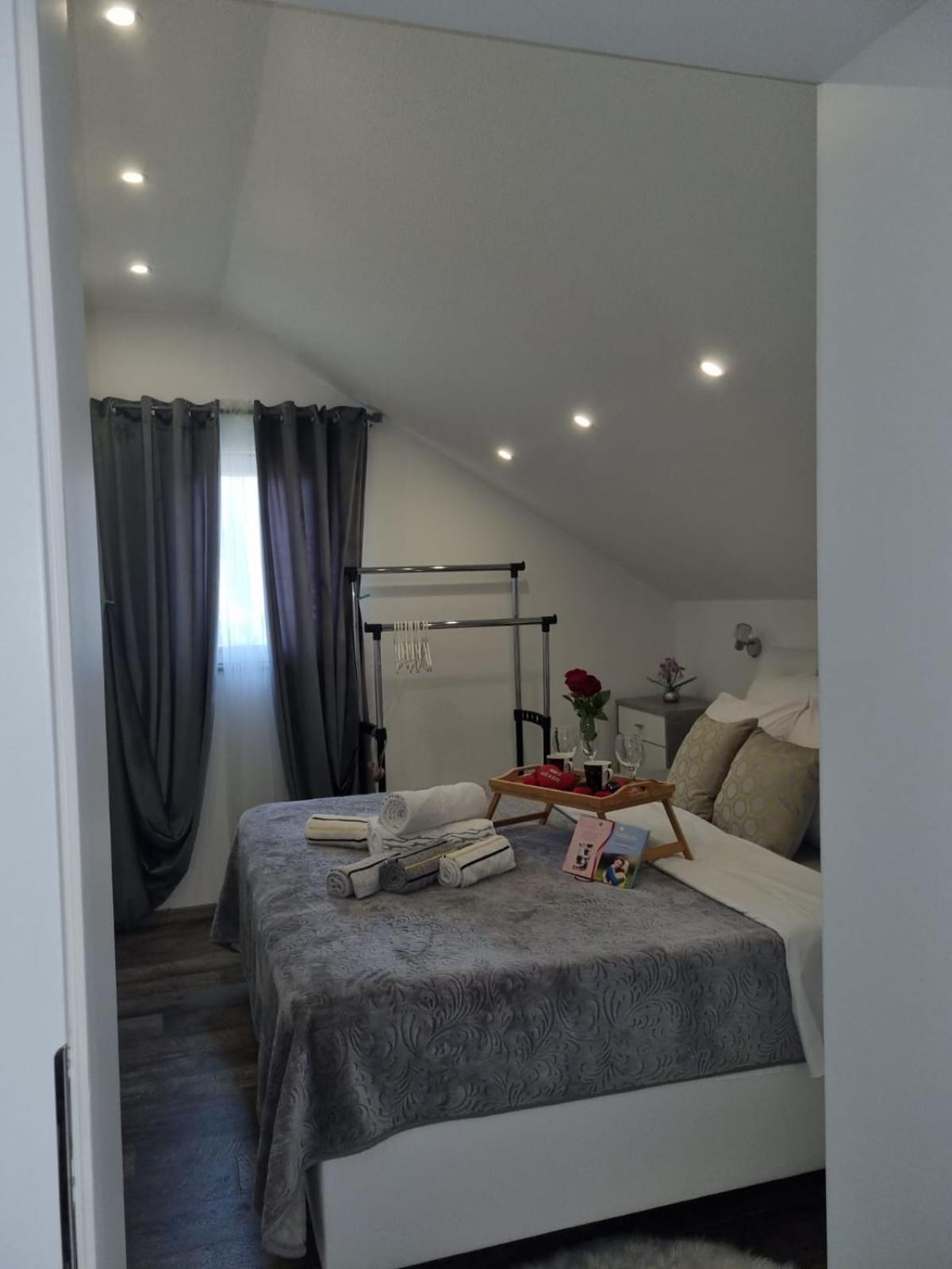 Luxury Apartment Megy Otočac Buitenkant foto