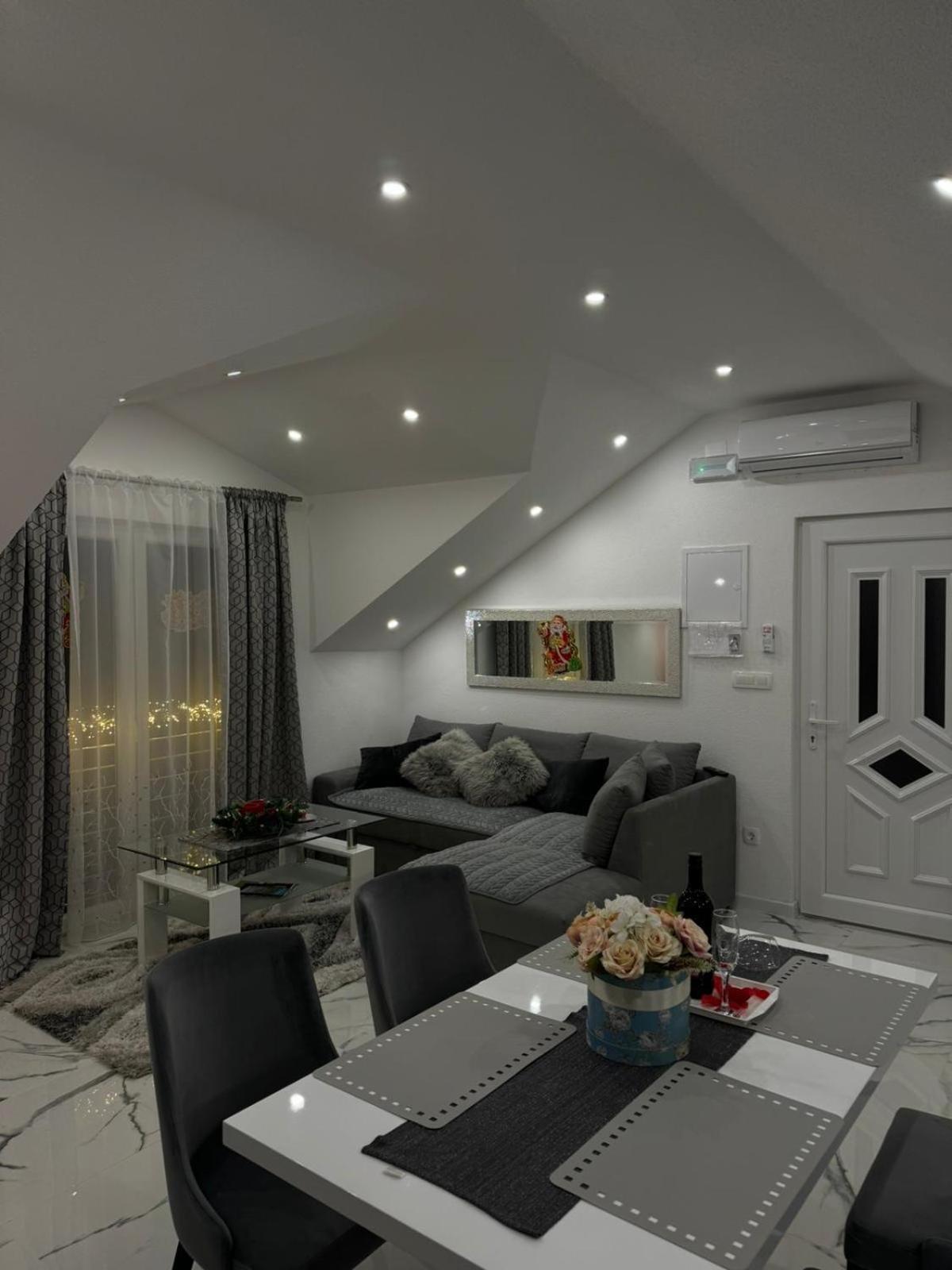 Luxury Apartment Megy Otočac Buitenkant foto